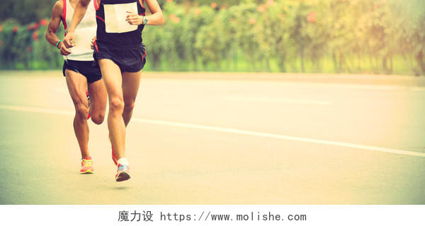 在城市道路上运行是马拉松赛跑选手克服困难运动健身户外跑步